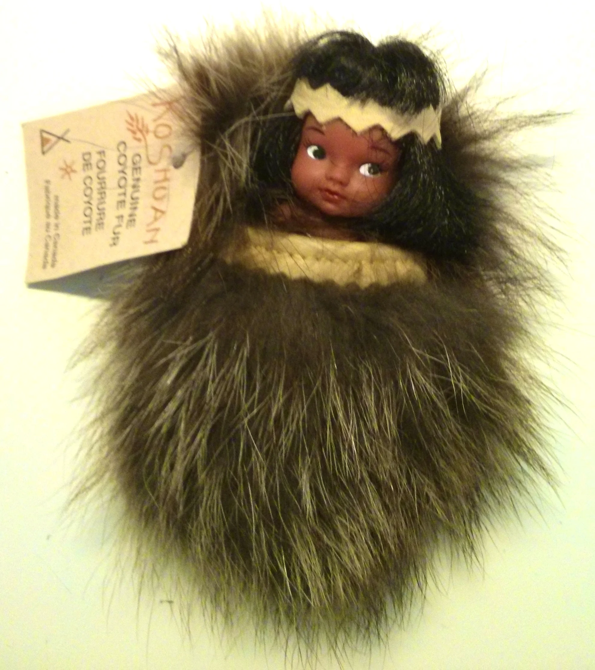 "Genuine coyote fur". Authentiquement fait au Canada avec des morceaux importés de Chine par une compagnie de Princeville.