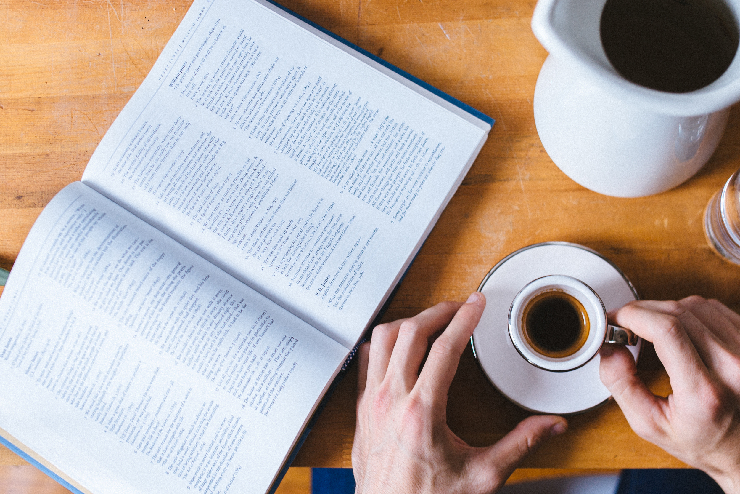 Un café et un livre, comme le Professore.