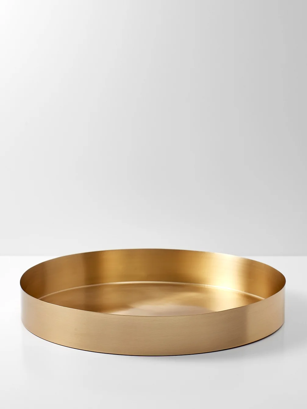 MALLING-LIVING-serving-tray-brass-with-background-web.jpg