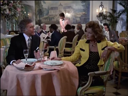 Love how Sable drapes on that chair.