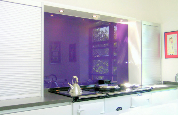 kitchen_fitted_with_opticolour_blackcurrent_glass_splashback_0.jpg