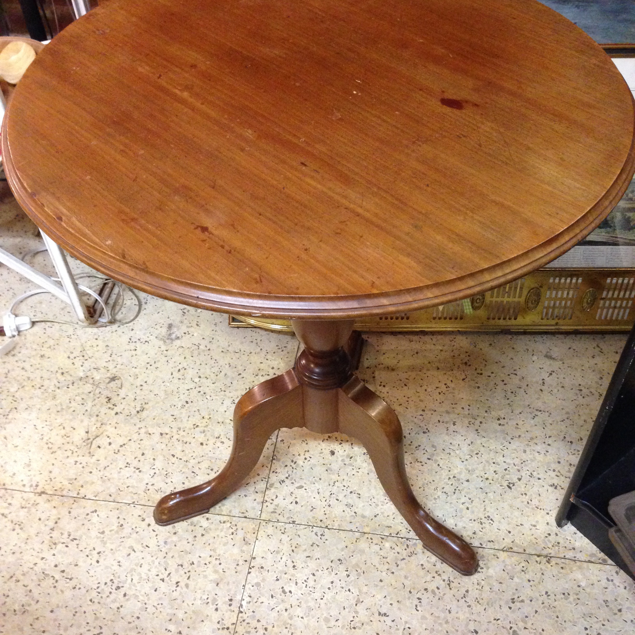 round pedestal table