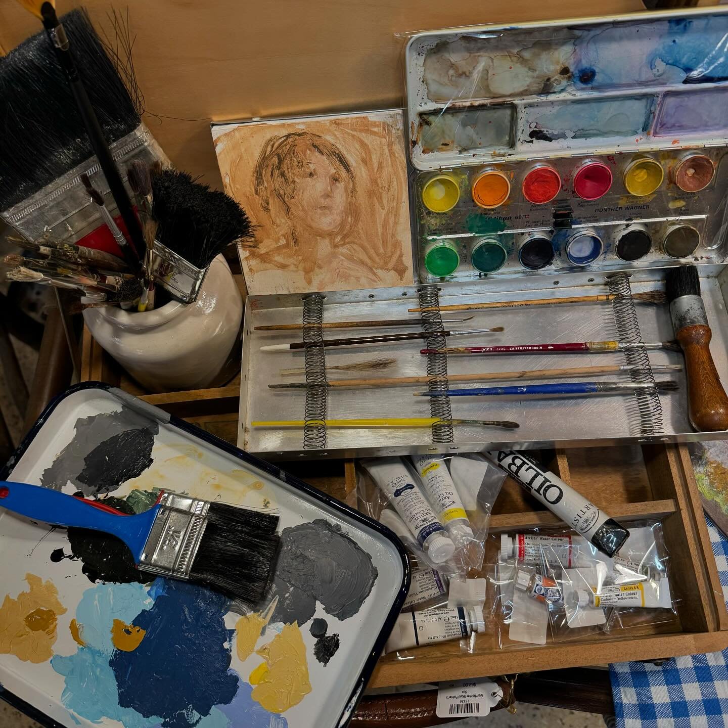 Fresh finds for your next masterpiece! 🎨👩🏽&zwj;🎨We&rsquo;ve stocked up on vintage and second-hand art, drafting, and crafting supplies&mdash; perfect for projects that need a little extra character. For those looking to get a head start on holida