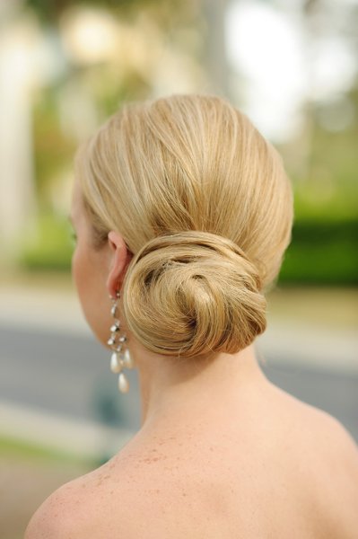 Elegant twist, side bun