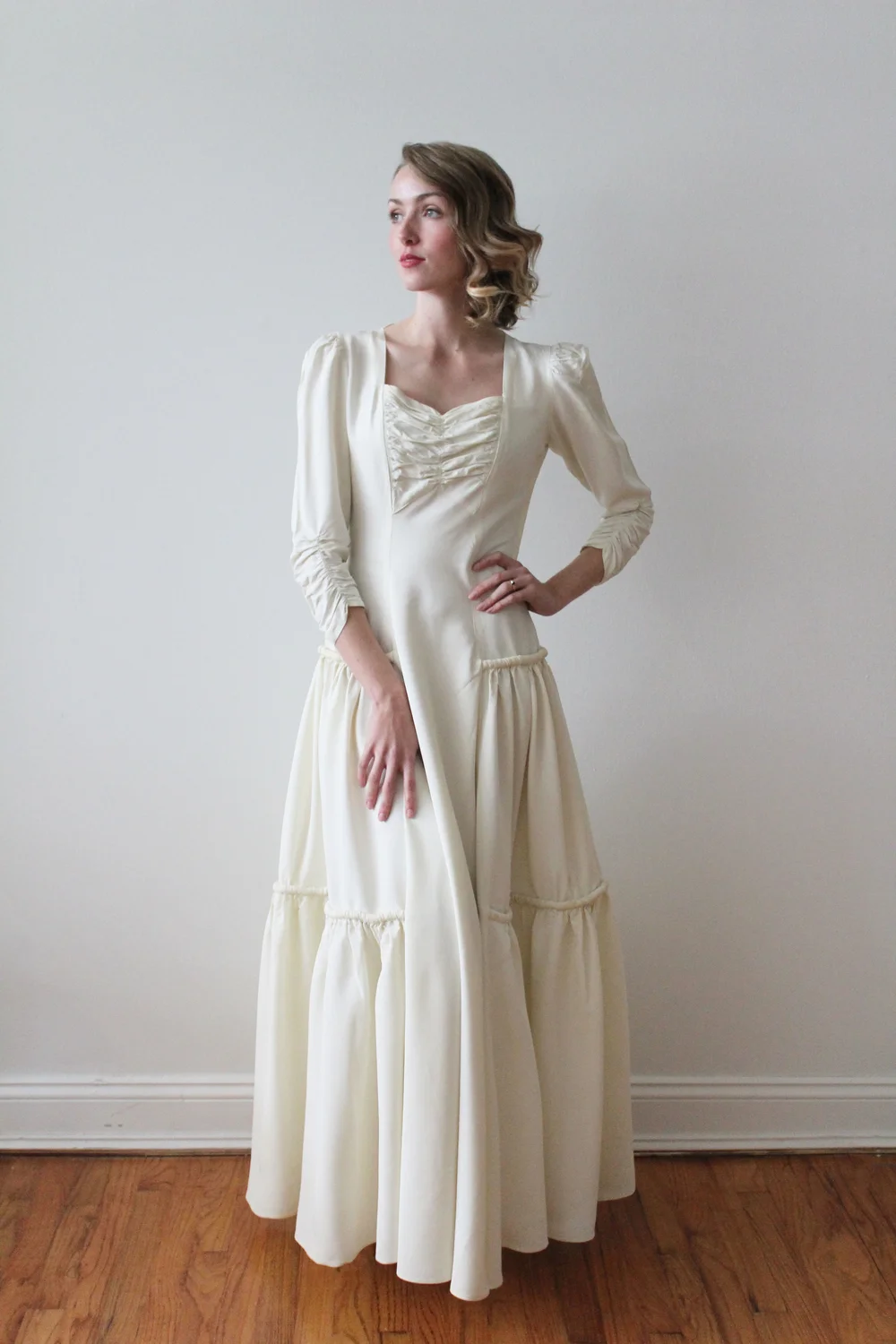 green knitted dress Maxi pleated knit English Green Silk Dress Luxury back v neck 32.5 CARE Hand Wash Size:AM