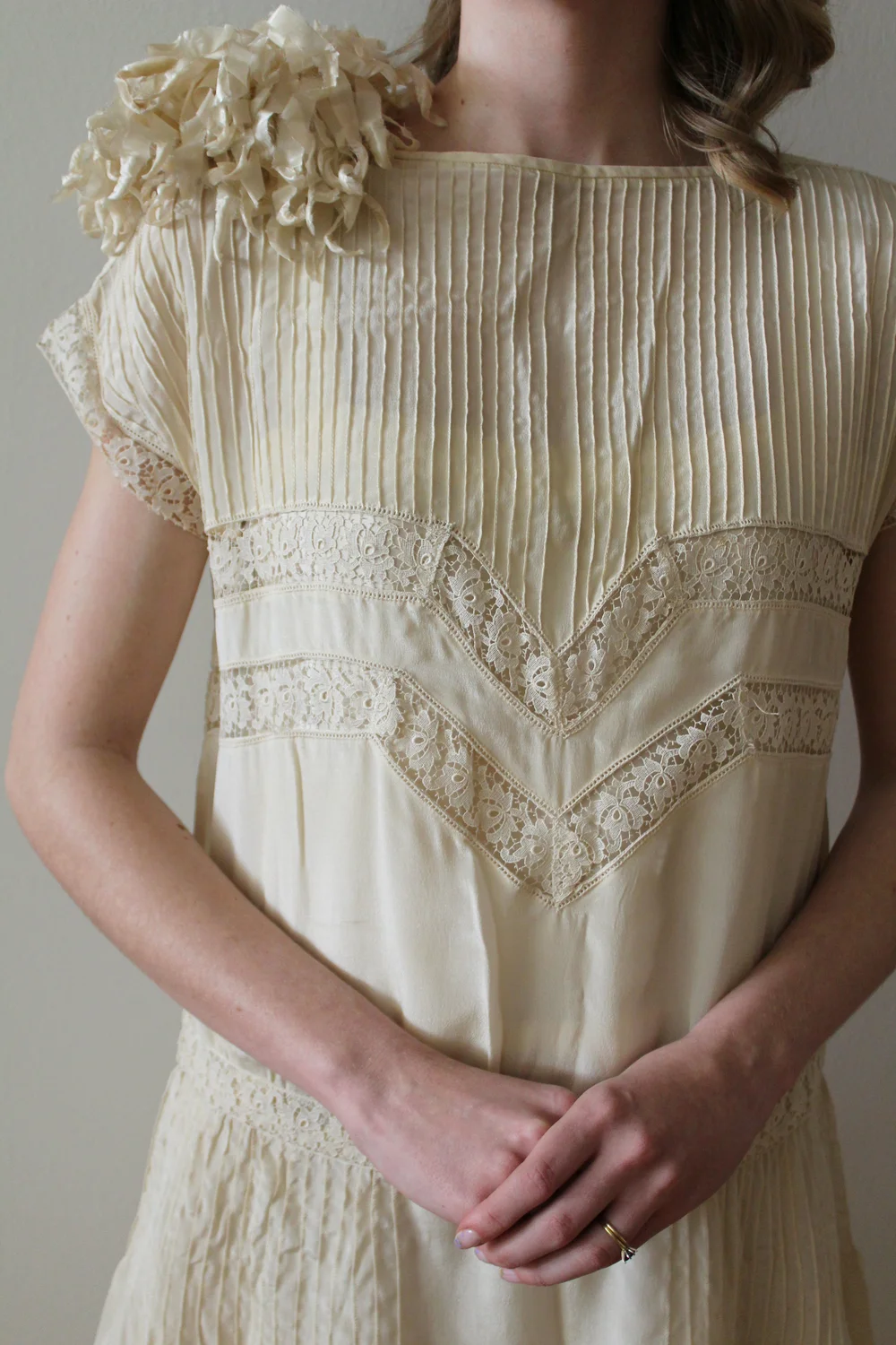 vintage short sleeve wedding dress Sheer Short Sleeves Lace Vintage Wedding Gowns Dress with High Neck   loveangeldress