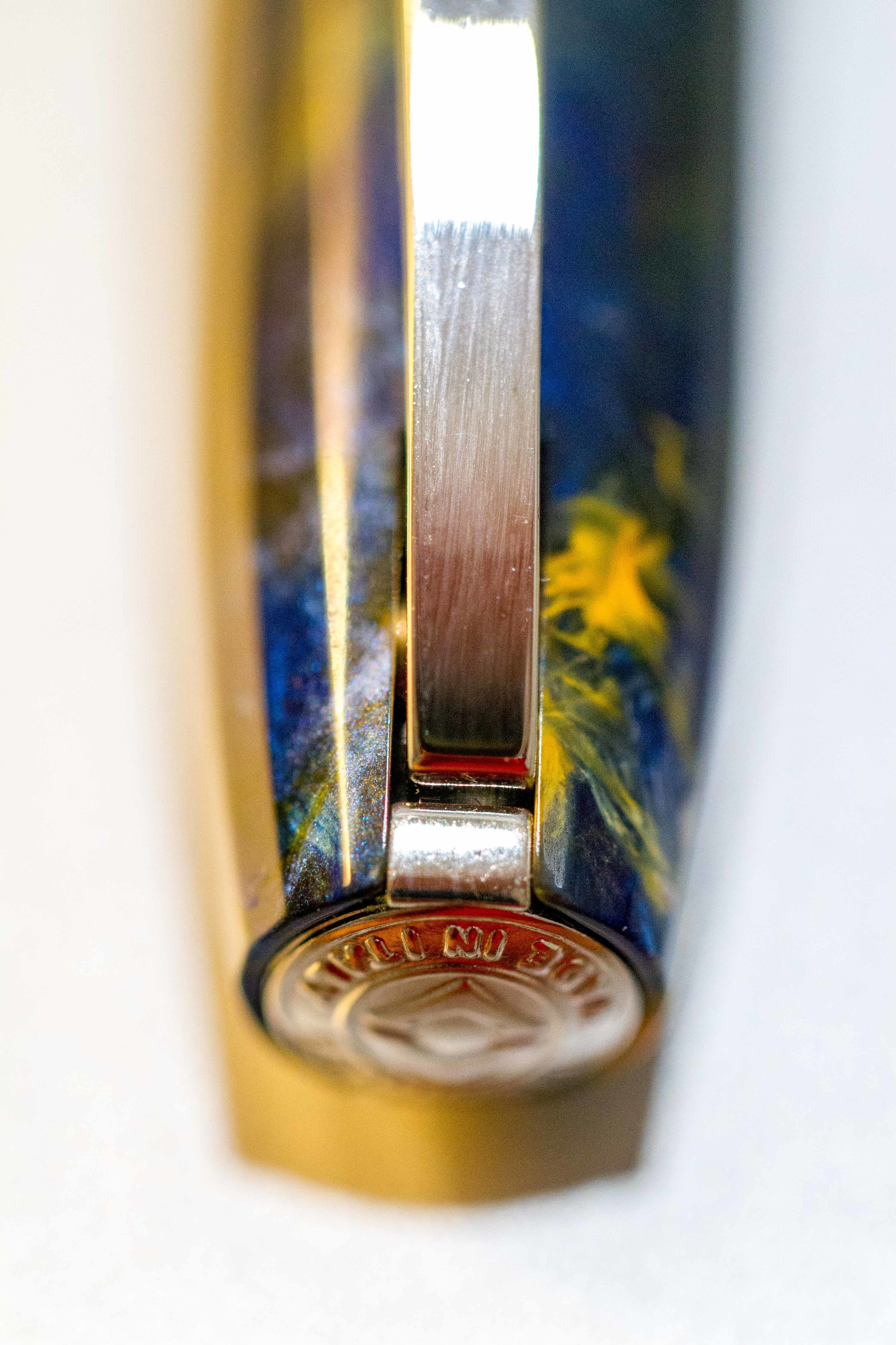 Above: The pen is naturally pointing off-centre. (It points right when the clip point is face down)