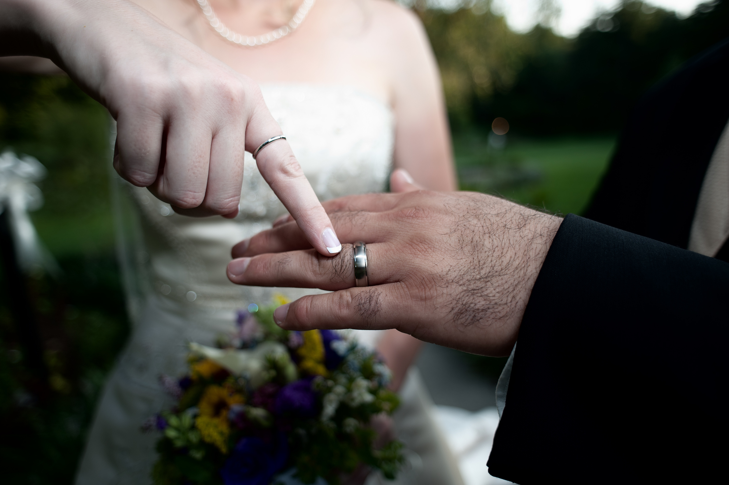 Jewish Wedding Rings.- Peter Farrar