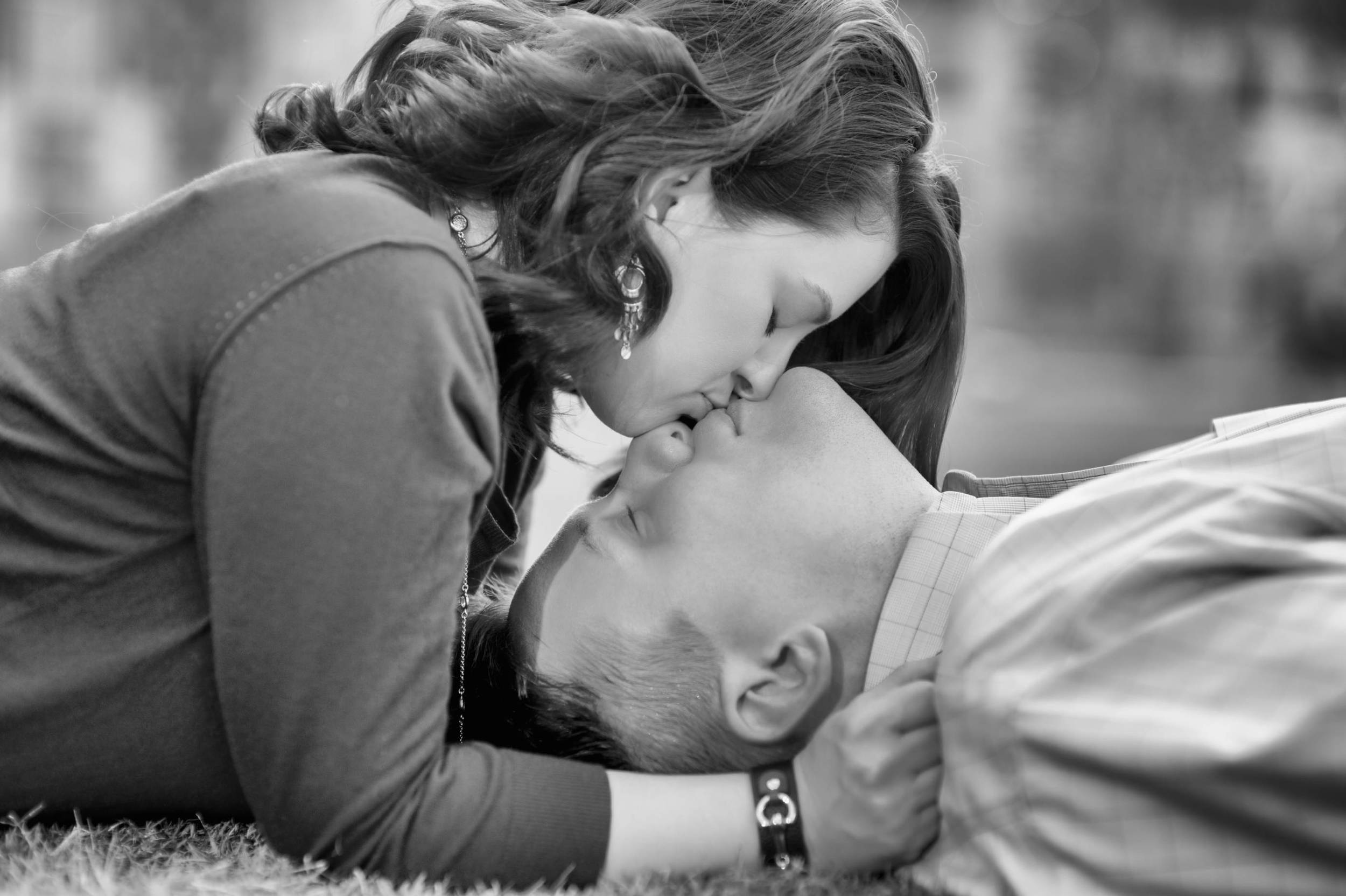 A lovers kiss in the park - Peter Farrar