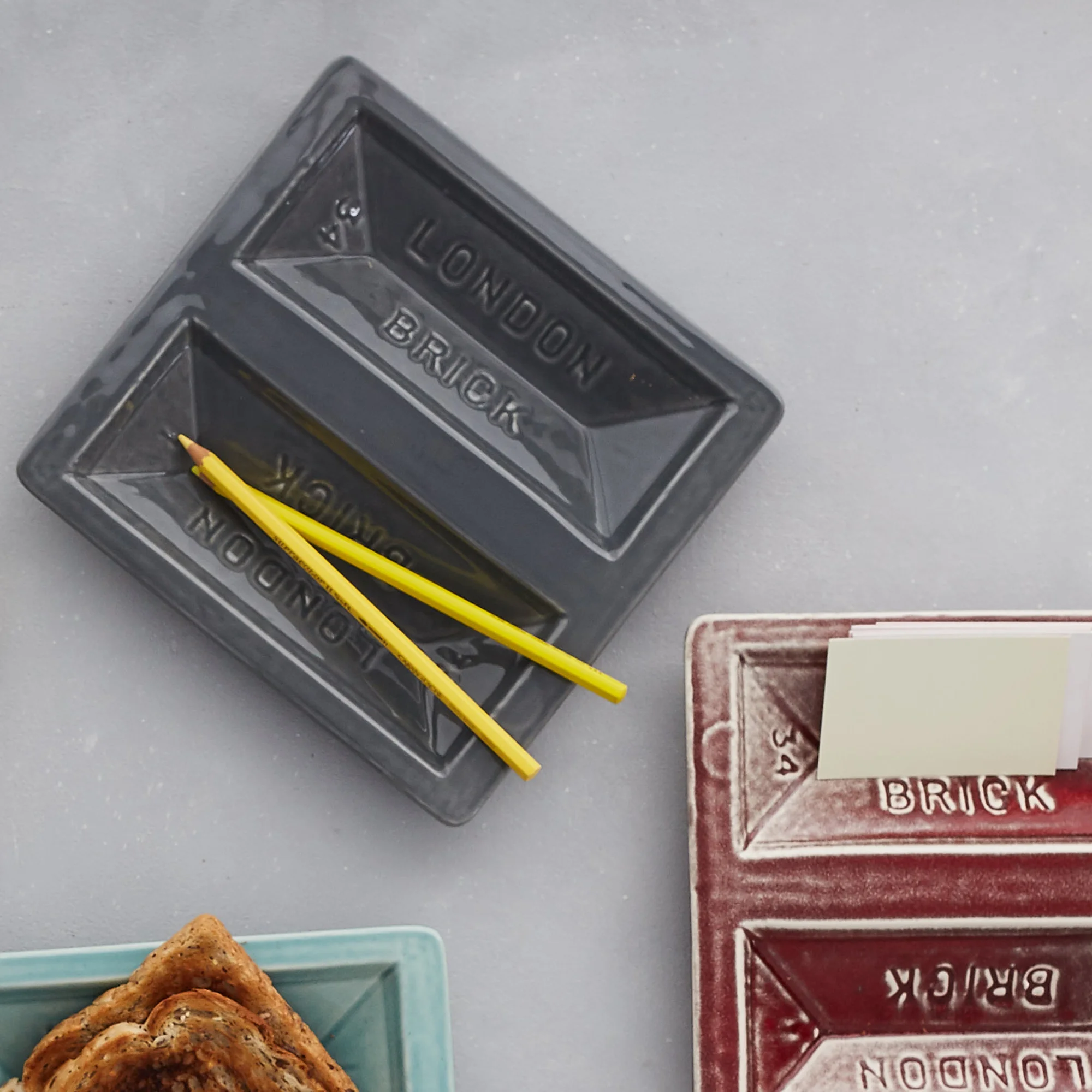 Grey Brick Dish lifestyle>2.jpg