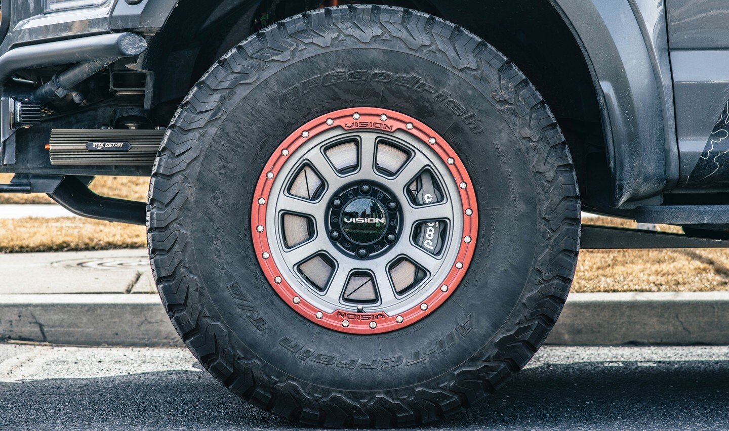 Alright stop, collaborate and listen!
These @wilwooddiscbrakes Aero 6's look absolutely gorgeous on these @visionwheel Ojos wheels.
What do you think?