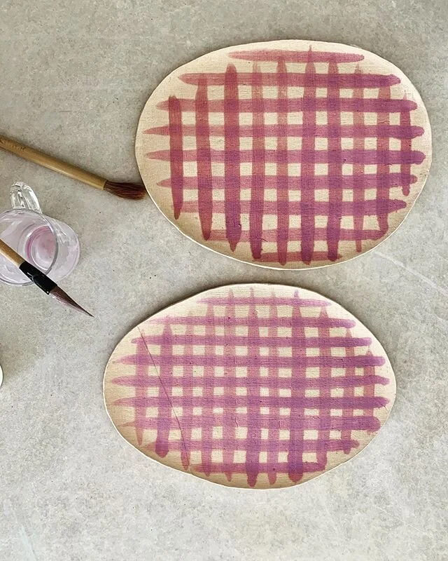Crosshatch underglaze to my oval fabric impression plates. Loved being back in the studio today preparing for @_107objects sustainable market in Redfern this Sunday. I&rsquo;ll be there with some new pieces representing @kil.n.it with @clay.fragments @kellybrownceramics and many other makers so pop down to check it all out.. @hiccup_things music and workshops happening too .
.
.
.
#107 #107redfern #sustainablemarket #sustainablefest #crosshatching #crosshatch
