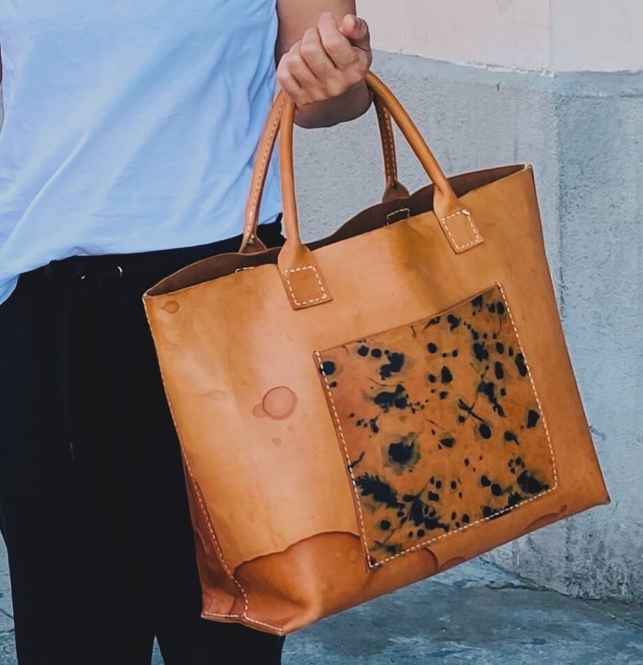 Absolutely perfect wear on this Classic Tote.
Daily carry by @crinklefries. ✌🏼

#HandmadeLeatherCraft #PatinaPerfection #EverydayCarryEssentials #ToteBagChic #BagStyleInspo #HandbagElegance #NaturalStyleCraft #MadeInLAArtistry #SaddleMakingMastery #