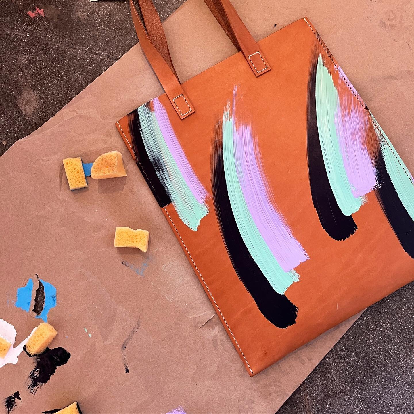 Painted Flat Tote.
100% handmade
+ hand-stitched / painted
One-of-a-kind. 
14&rdquo; wide.
17&rdquo; tall.
9&rdquo; handle drop. 

Available in-store or through DM.

$600

#HandmadeLeathertote #ContemporaryDesign #VegTanCraft #MadeInLA #NaturalStyle 
