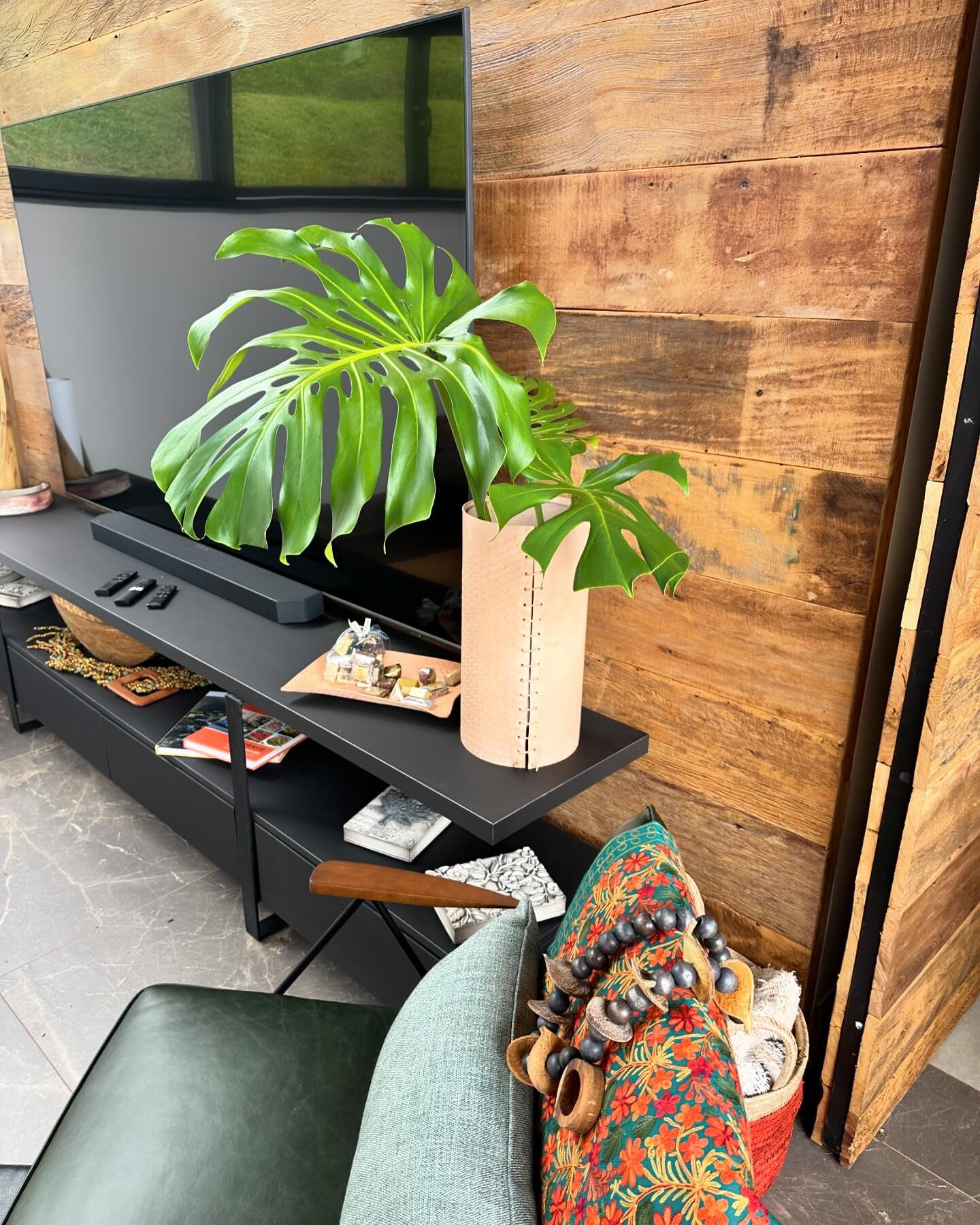 A dispatch from Brazil:

Made Solid Stamped Leather Vase and Trays sitting perfectly in a client&rsquo;s home in beautiful Gon&ccedil;alves. 
Obrigado. ✌🏼