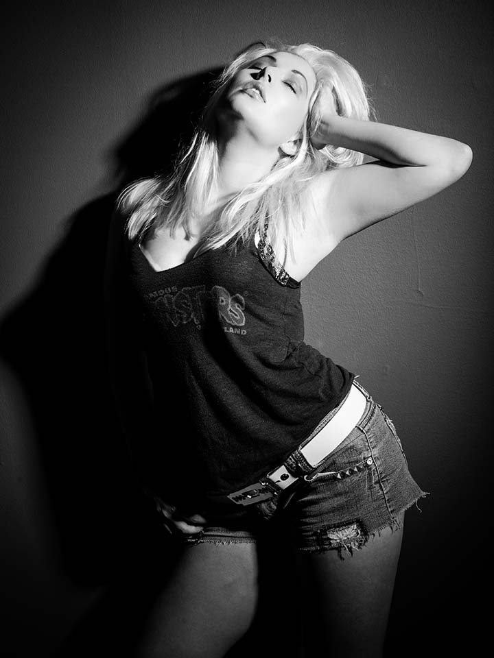 Amanda with a gridded Elinchrom D-Lite 4 against a grey wall