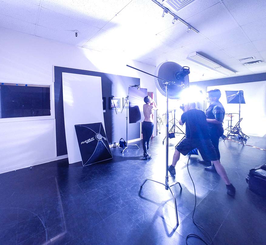 The Elinchrom Style RX1200 with a 30 degree grid and window blinds in front of it at lowest power.....