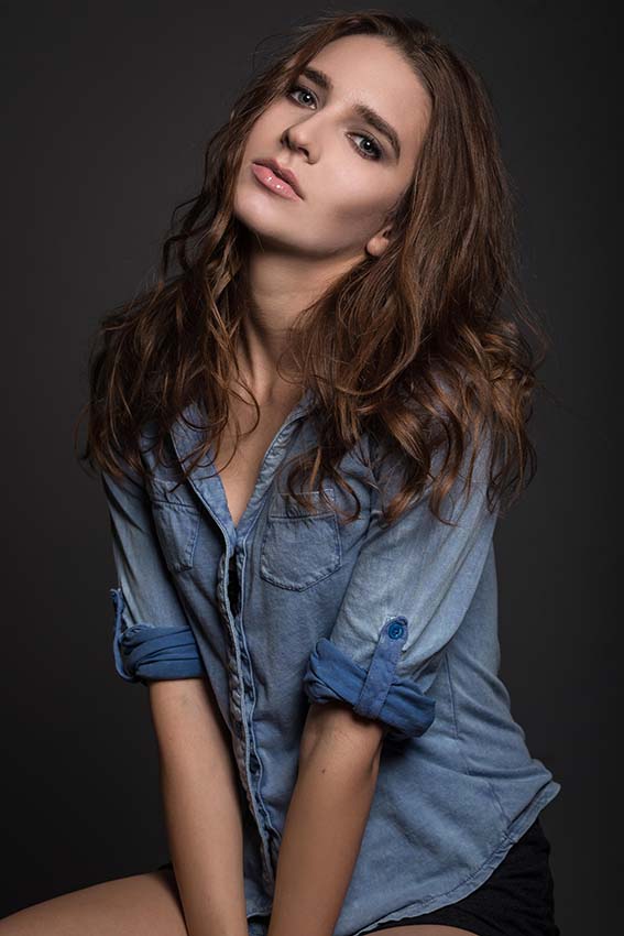 Model Emily Gregory with the light 45/45 camera right.