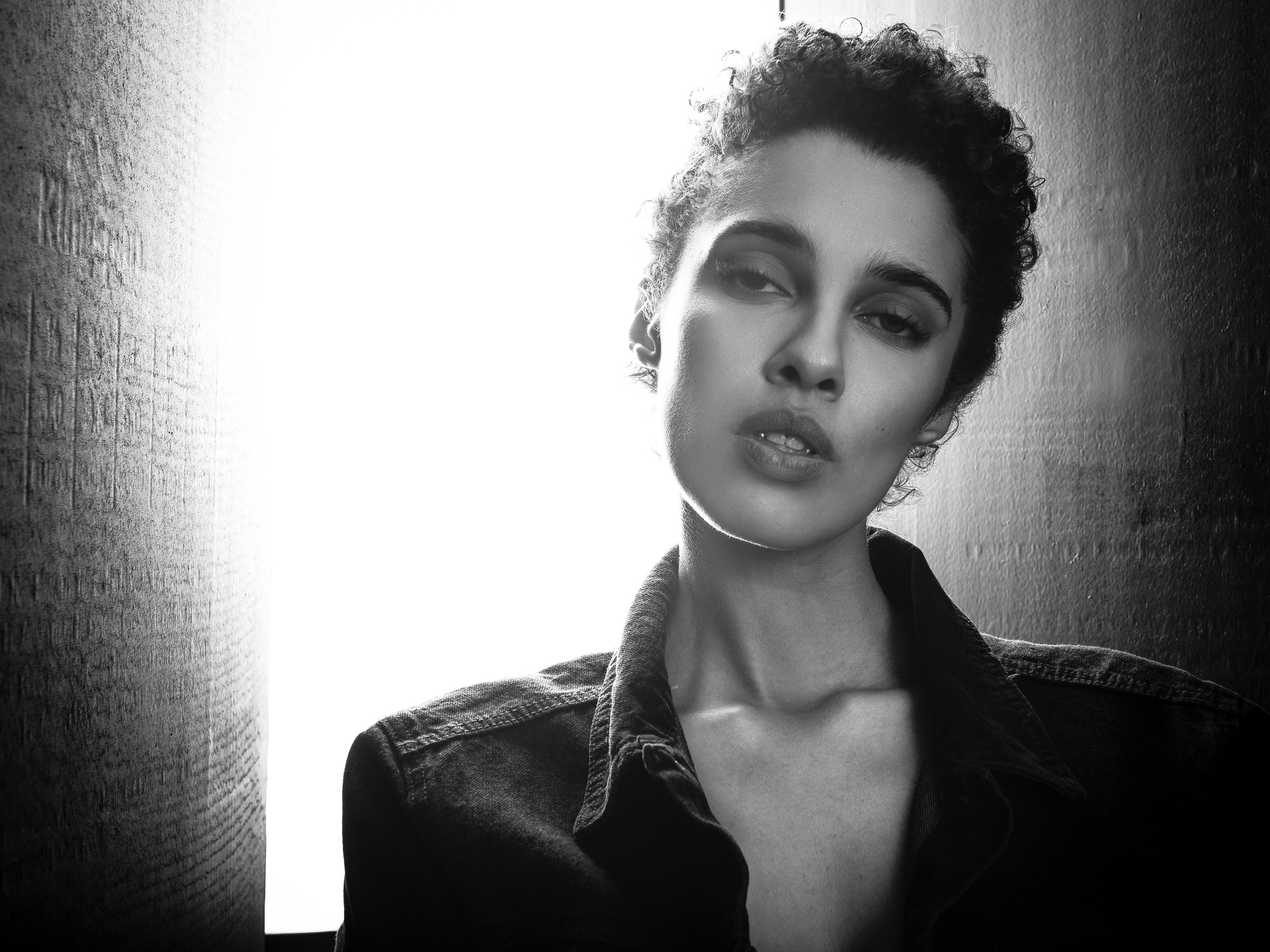 Model Kat Scott standing in the v-flat light box with the 3rd v-flat to my back (white side facing Kat) to illuminate her face