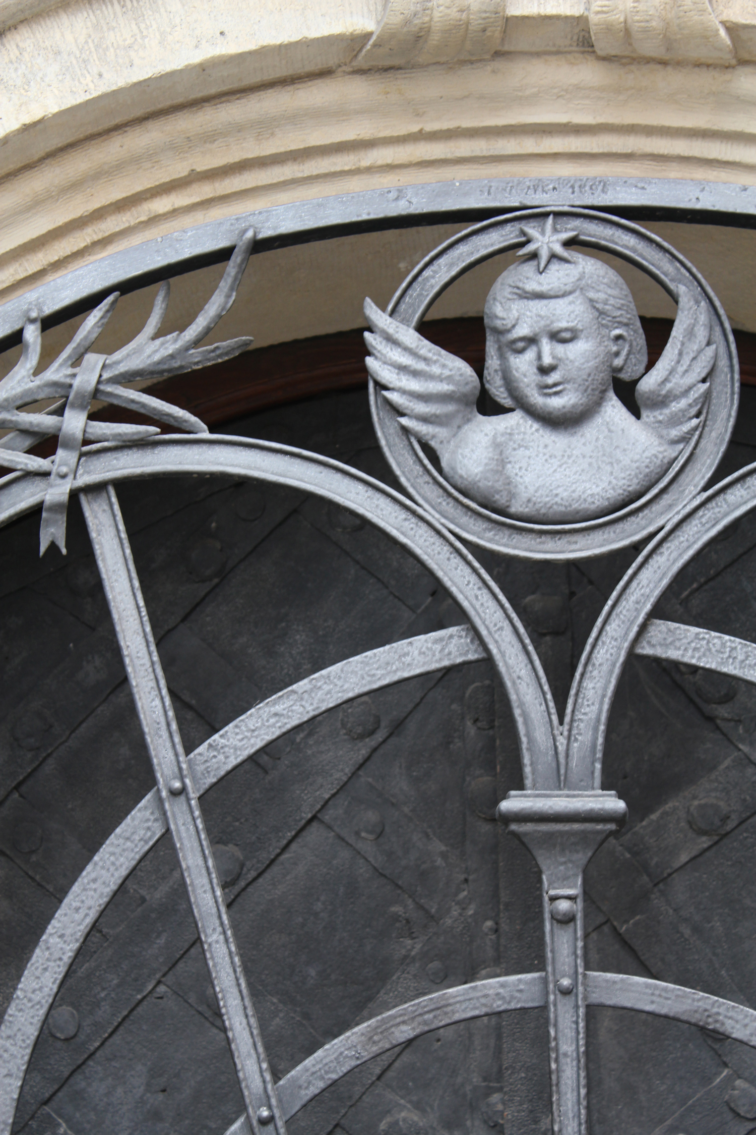 Angelic Cherub gate head detail 