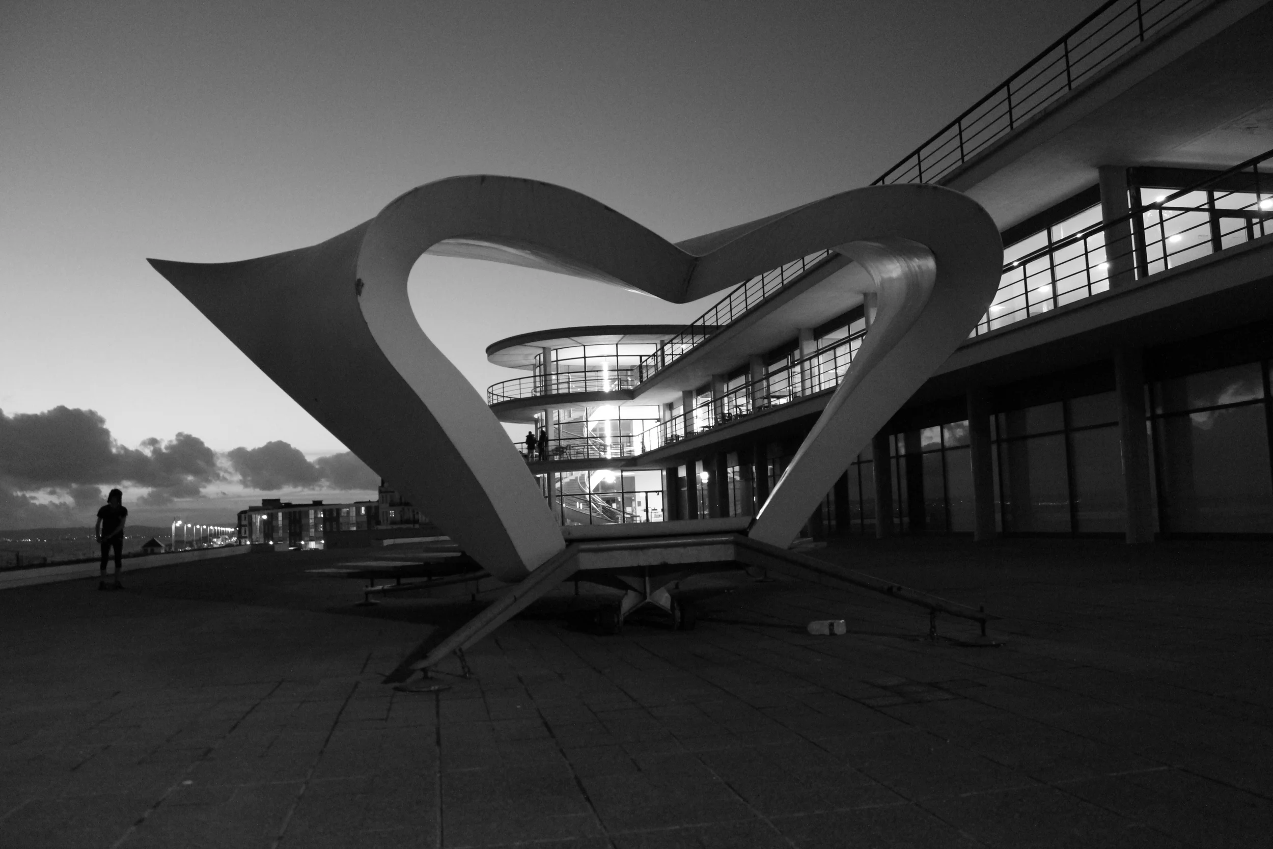 De La Warr Pavilion (Erich Mendelsohn) with Band Stand (Nial McLaughlin) 