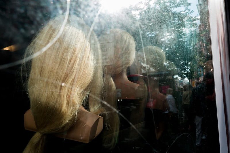 See more on my website -
Eyes wide open&rsquo; is an ode to London, a city where life explodes in million ways around us. A city where chaos reigns throughout its vibrant streets and yet, where poetic moments emerge from this excitation, this endurin