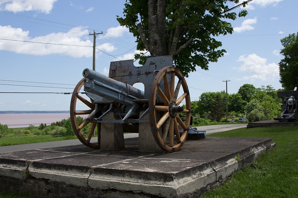 Captured German  WW1 Cannon with new wheels.jpg