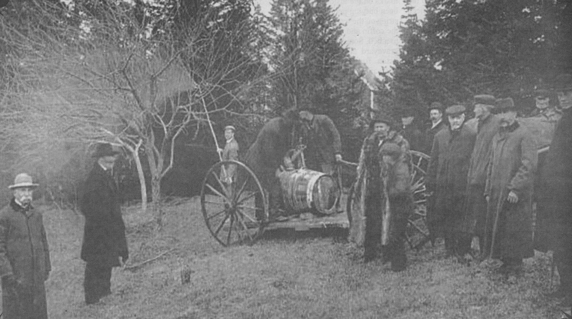 An unidentified group displaying the new fruit tree sprayer in Hopewell Hill 1910.