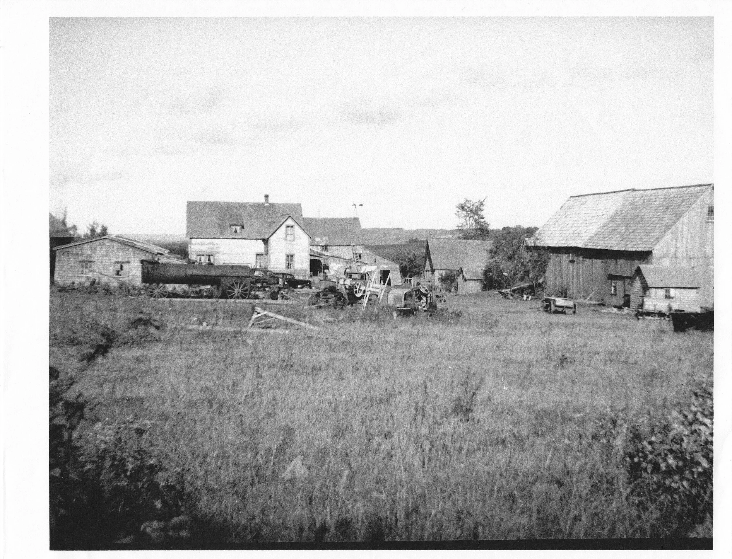 Holmes Steeves property in Salem taken in the 1940’s. Photo from the Vaughn Snider Collection.