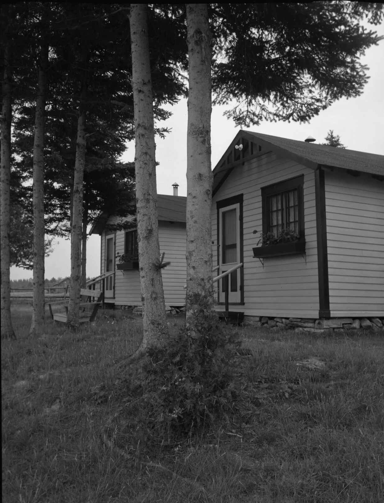 Exterior&nbsp;shot&nbsp;of&nbsp;tourist&nbsp;cabins&nbsp;at&nbsp;Fundy&nbsp;National&nbsp;Park,&nbsp;c.1950. From Archives New Brunswick P93-AL-267.