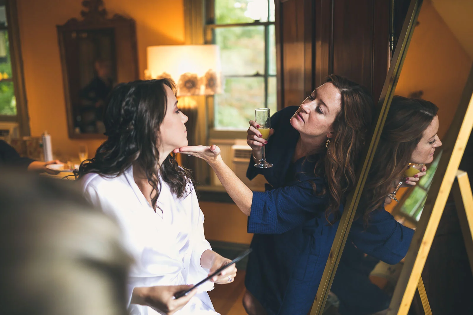 Bride gest makeup on