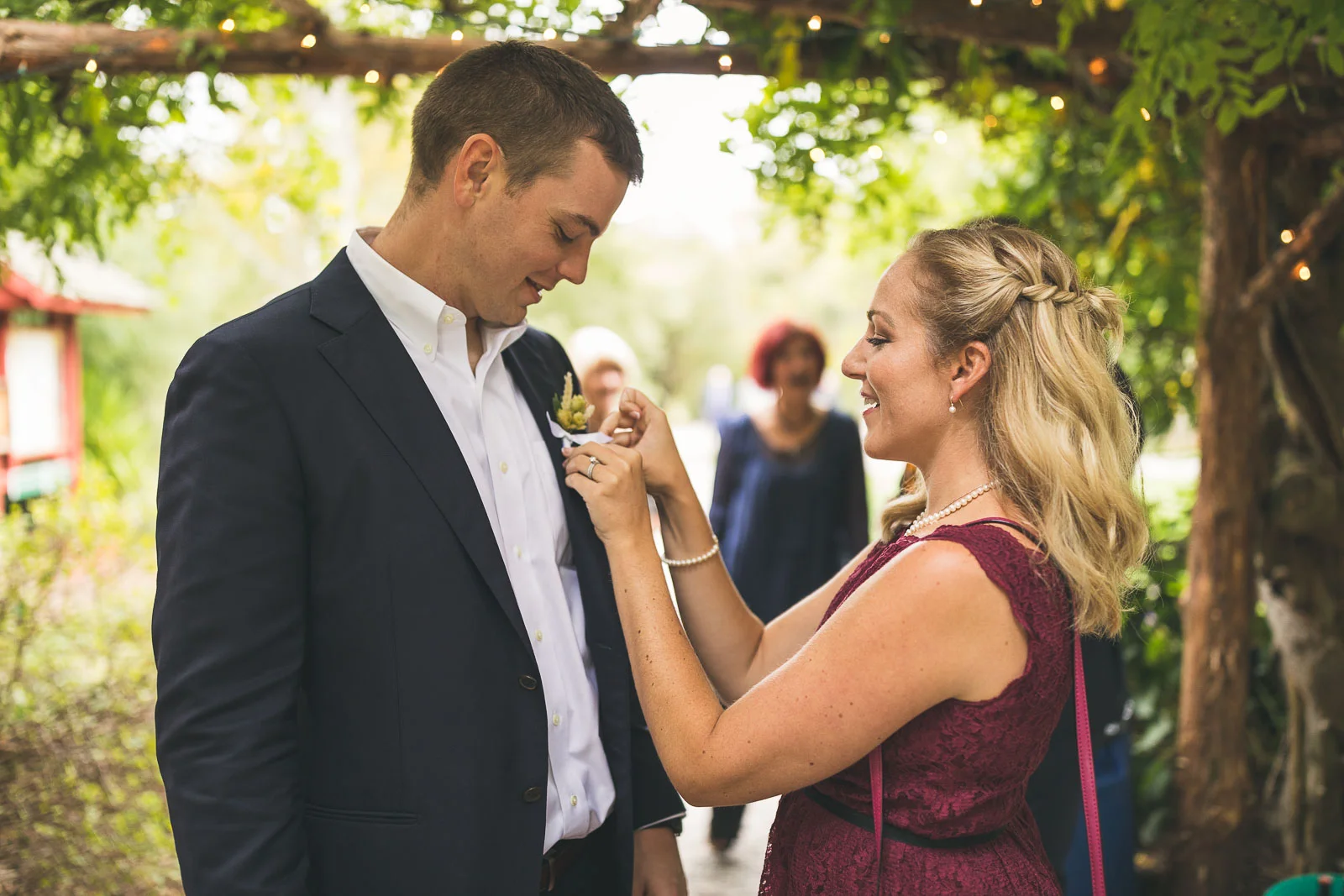 Groom gets his boutoniere