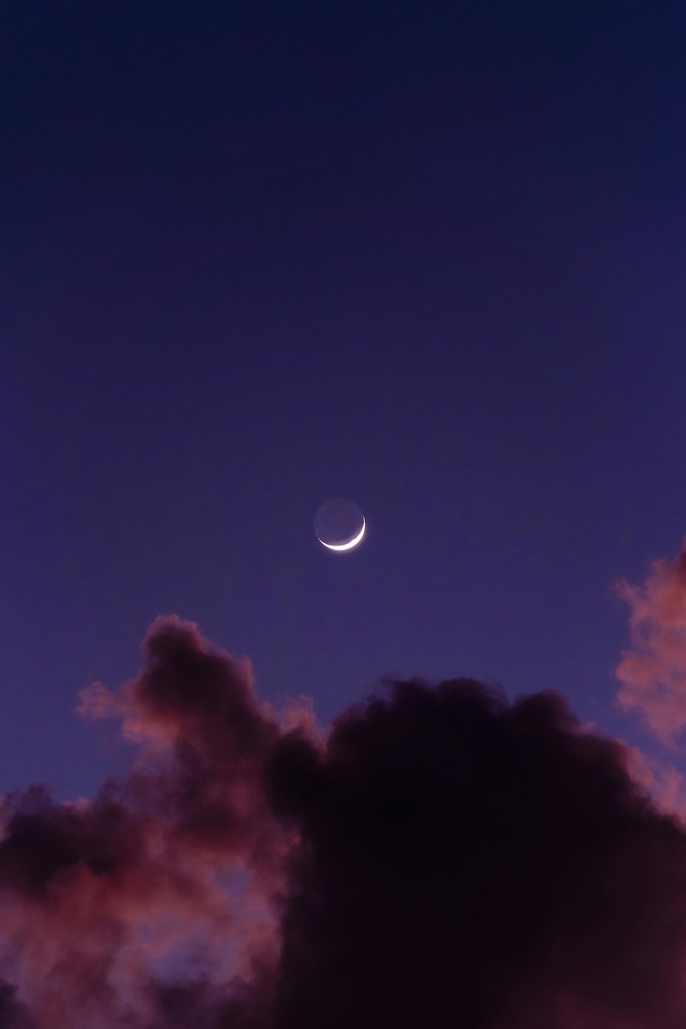 Waxing Crescent Moon with pink clouds by Cris Ménlés on Pexels