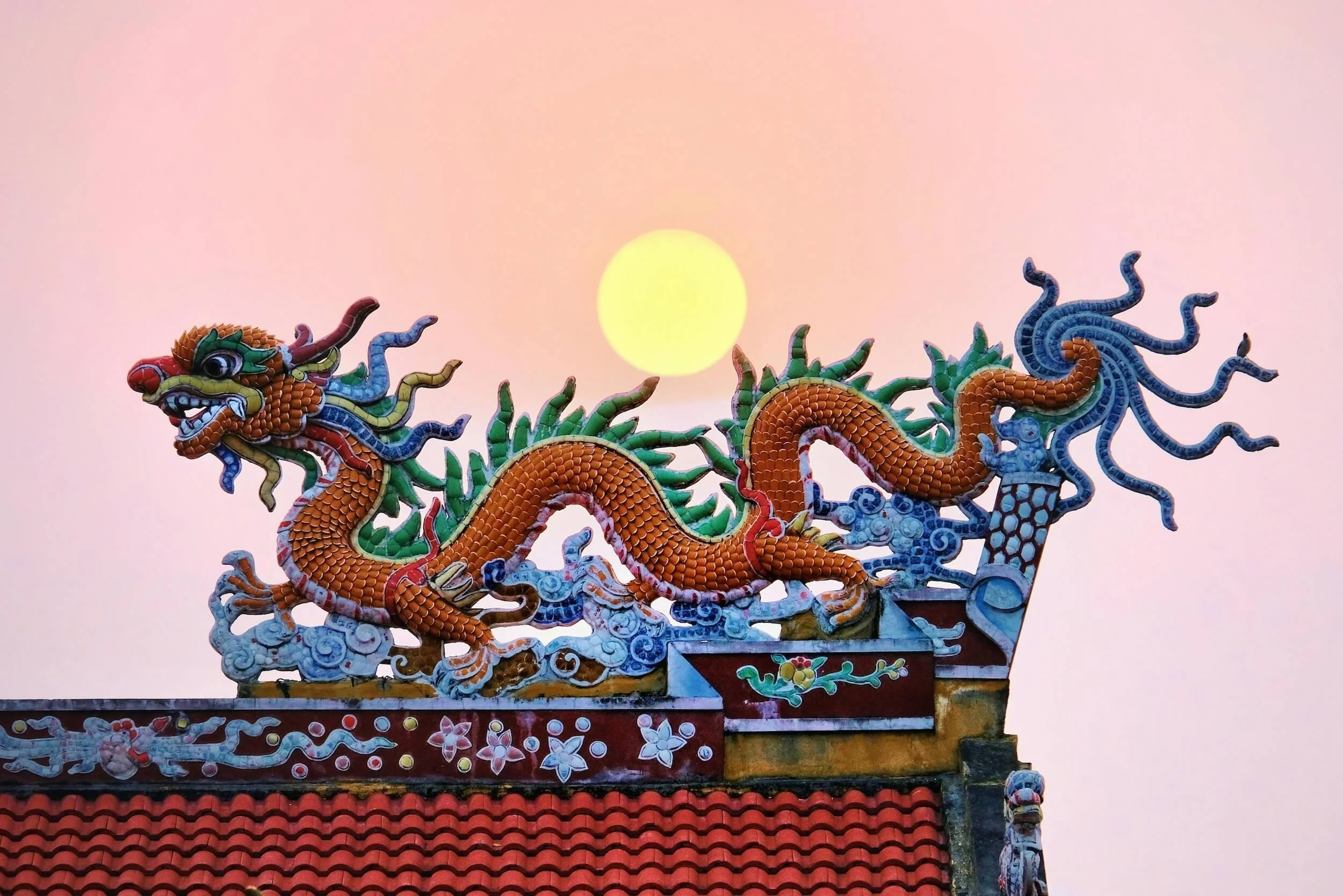 Photo of colorful dragon statue on roof by Thắng-Nhật Trần on Pexels