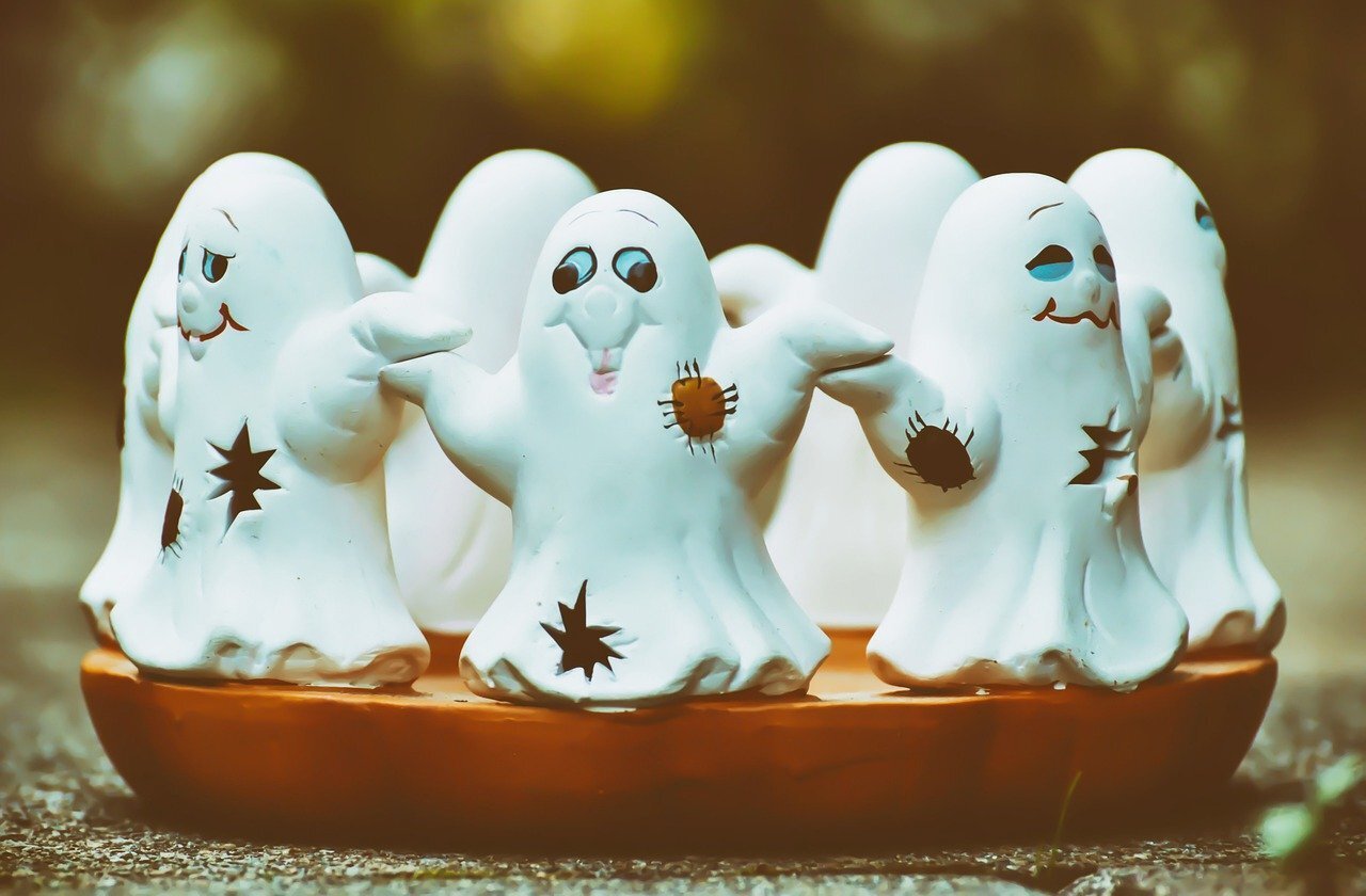 Photo of ghost figurines with patches and stars on them in a circle by Alexas_Fotos from Pixabay