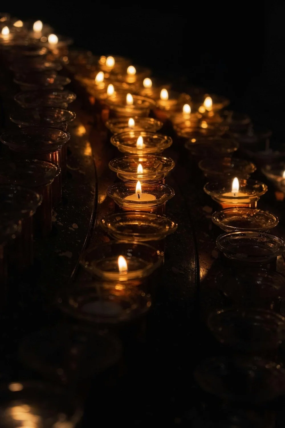 Image of warm tea light candles in a row by Couleur from Pixabay