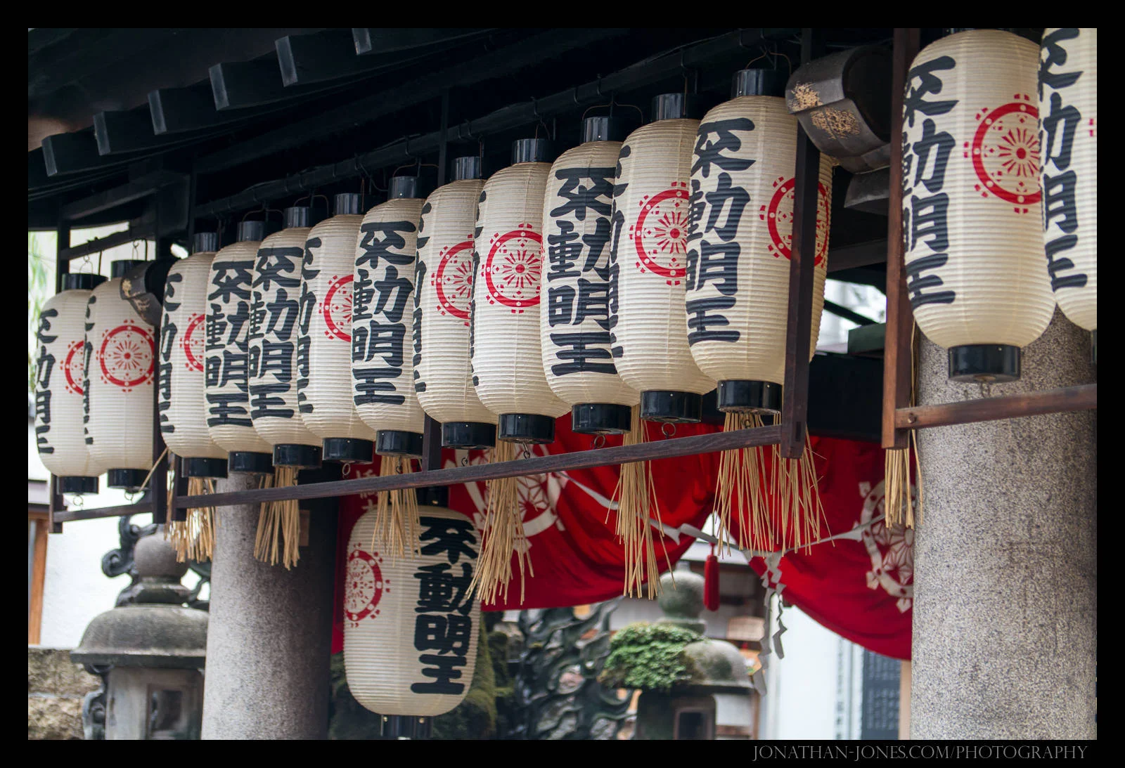 http://www.jonathan-jones.com/photos/japan