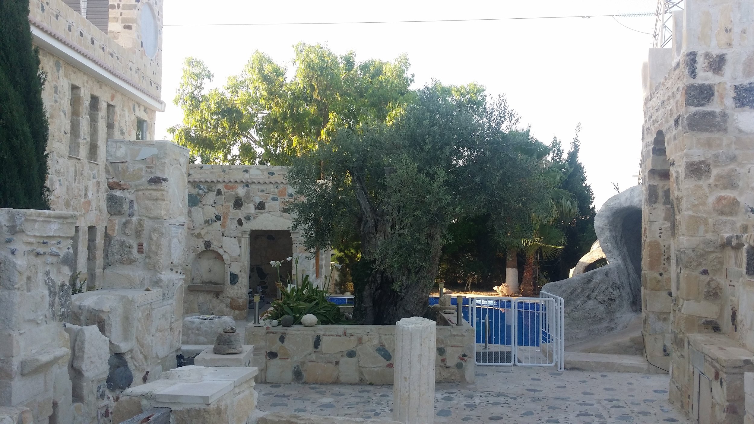 Το σύγχρονο Τροφώνειο βρίσκεται στην περιοχή της αρχαιας Κουριάς δυτικά της Λεμεσού περίπου 1 χιλιόμετρο από το Μεσαιωνικό κάστρο του Κολοσσίου. Είναι ένα οίκημα του οποίου η κατασκευή ξεκίνησε το 2003. Σήμερα φιλοξενούνται εκεί διάφορες υπηρεσίες του Κυπριακού Ινστιτούτου Ψυχοθεραπείας μεταξύ αυτών και ο Βοτανόκηπος της Ψυχής.