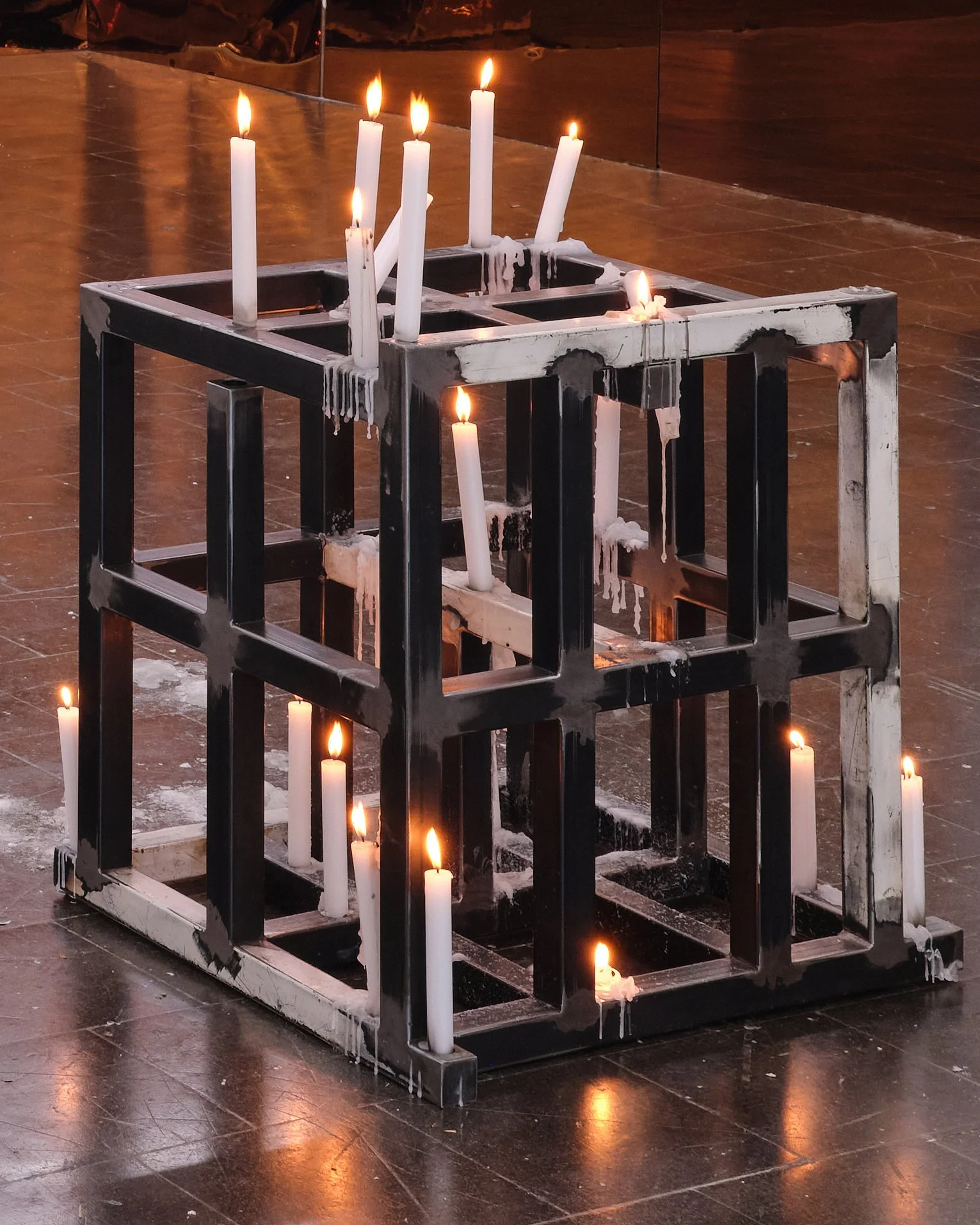  JASON GRINGLER. AFTER SOL LEWITT (2022).  'STREET SPACE BANGER' CURATED BY TICK TACK, ANTWERP. KUNSTHALLE RECKLINGHAUSEN. AUGUST 24 - NOVEMBER 10 2024.  STEEL, CANDLES, RUST, PAINT, OIL.  60 X 64 X 64.5 CM. 