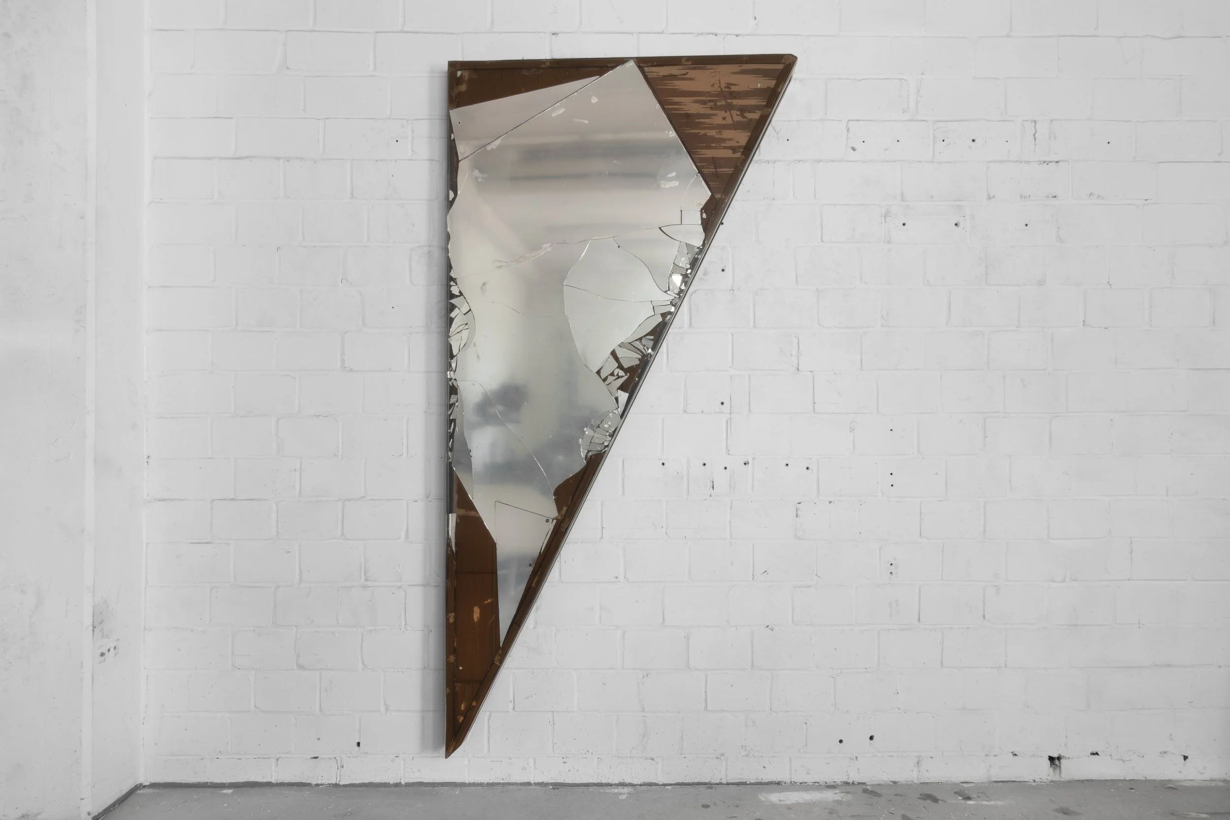 JASON GRINGLER.  UNTITLED (2026).  STUDIO VIEW.  STEEL, MIRRORED GLASS, PIGMENT, CARDBOARD, SILICONE, EPOXY, WAX, ADHESIVES, HARDWARE.  13.5 X 97 X 195 CM. 