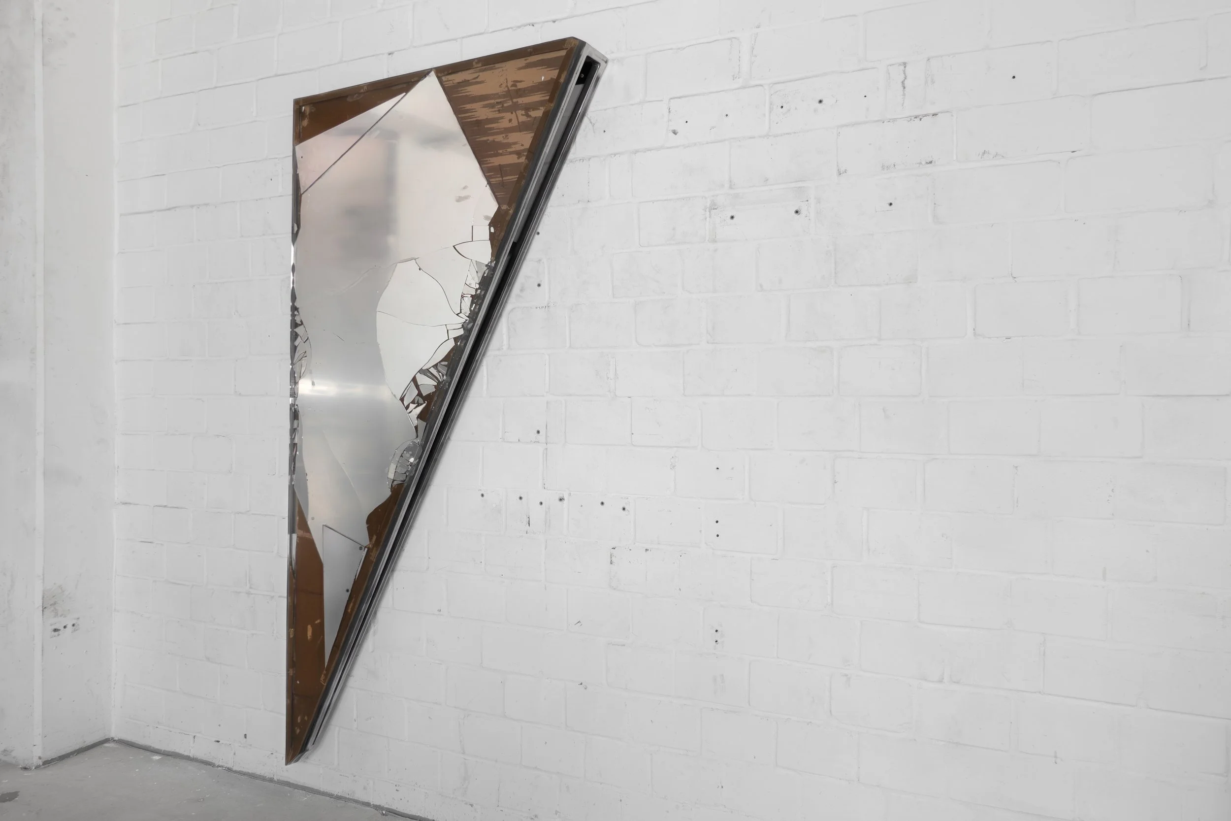  JASON GRINGLER.  UNTITLED (2026).  STUDIO VIEW.  STEEL, MIRRORED GLASS, PIGMENT, CARDBOARD, SILICONE, EPOXY, WAX, ADHESIVES, HARDWARE.  13.5 X 97 X 195 CM. 