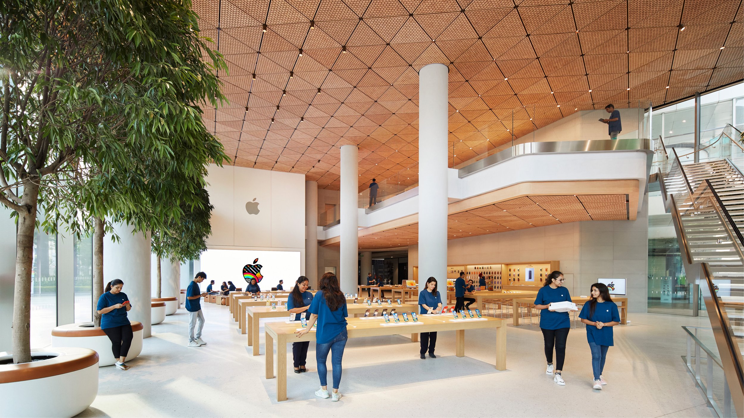 Apple-BKC-Mumbai-India-media-preview-interior_Full-Bleed-Image.jpg.xlarge_2x.jpg