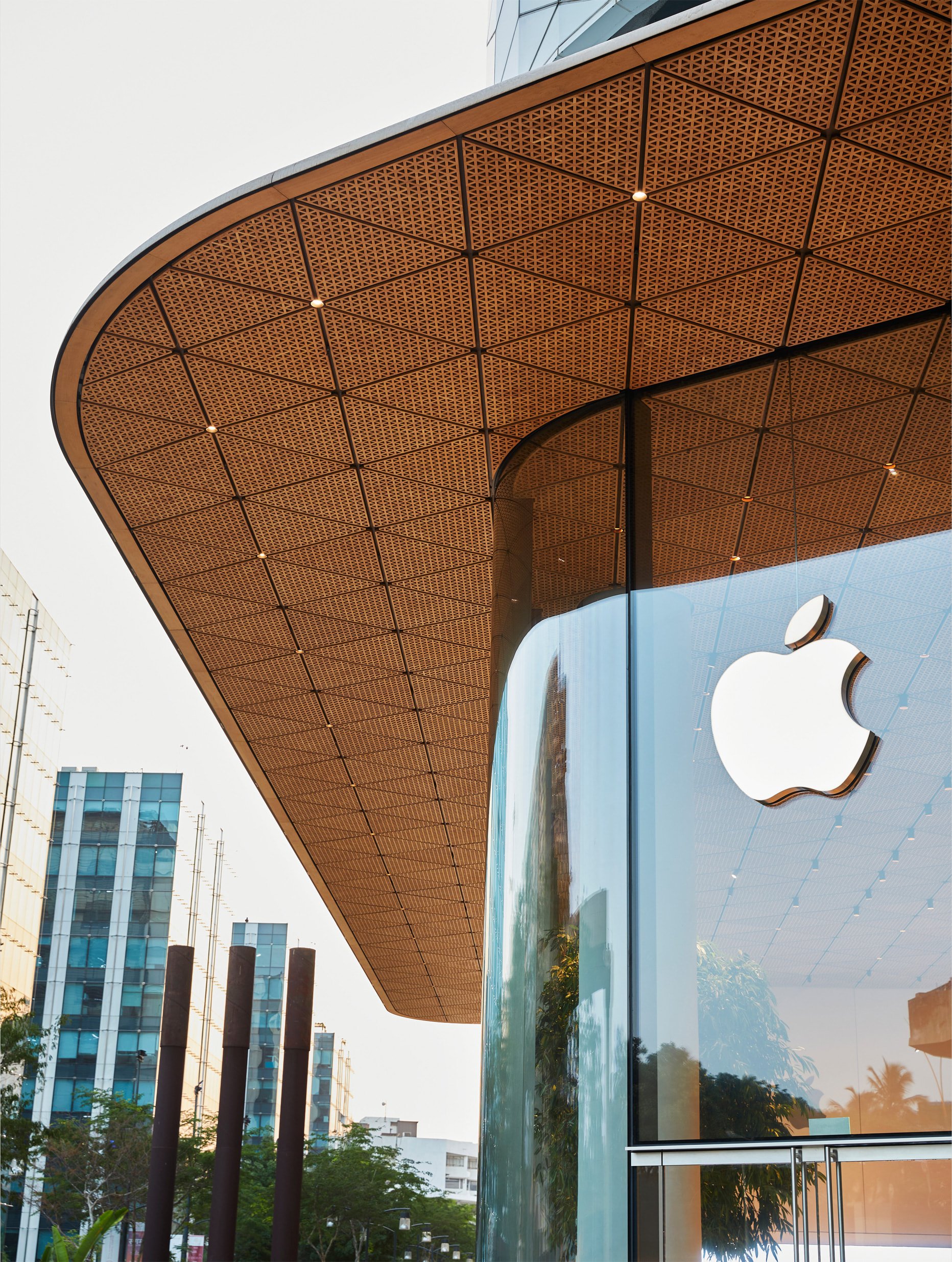 Apple-BKC-Mumbai-India-media-preview-handcrafted-timber-ceiling-01_photogrid.jpg.xlarge_2x.jpg