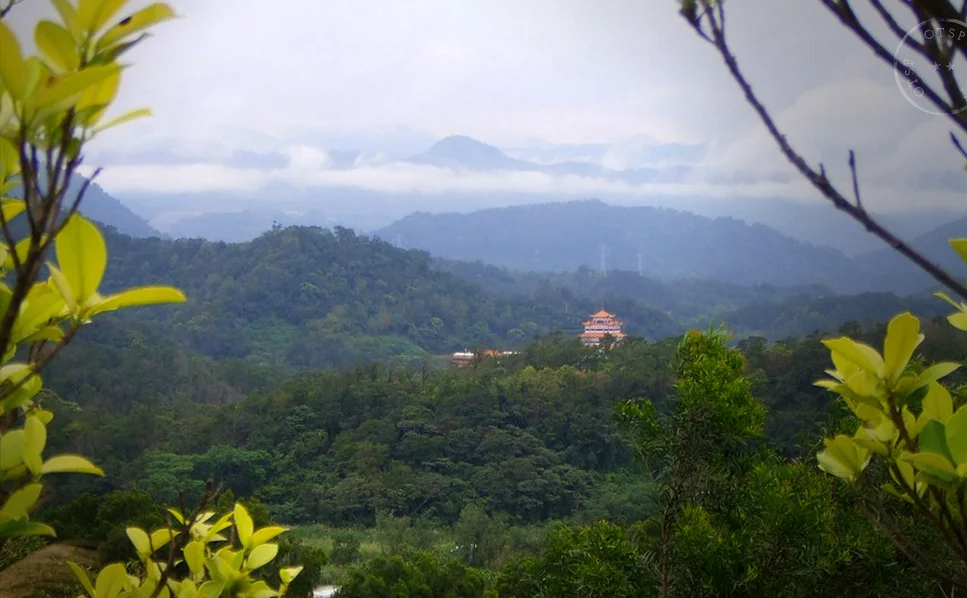 Live Like You're Traveling : Try New Traditions