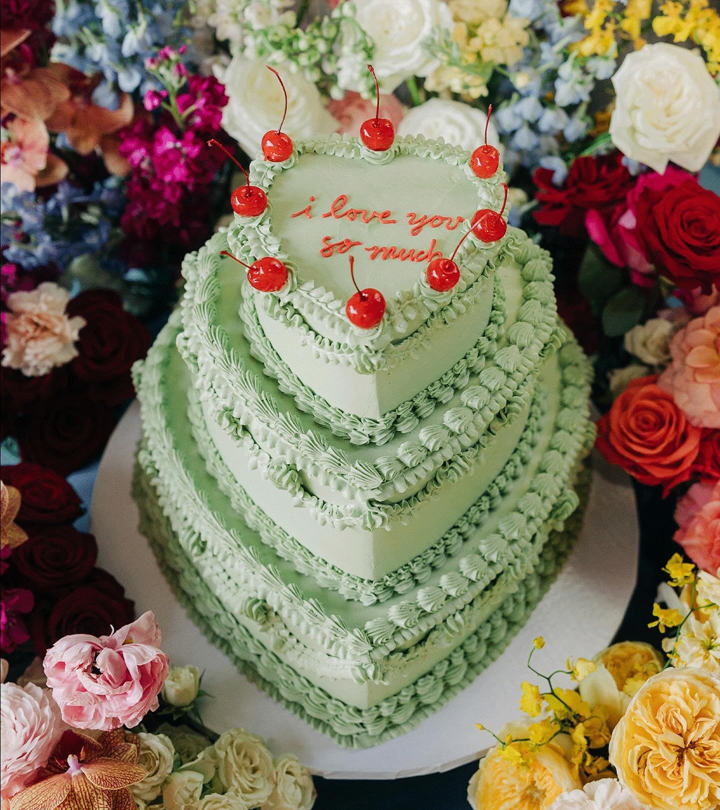 Beautiful cake by the lovely @michellespatisserie 😍 Had such a great time with @just_me_savans and Killian 😍 @michellespatisserie @tacoman512 @satinweddingco @pour_vous_ent @wildbunchesfloral @wildbunchesfloral #austinweddingphotographer #austinwed
