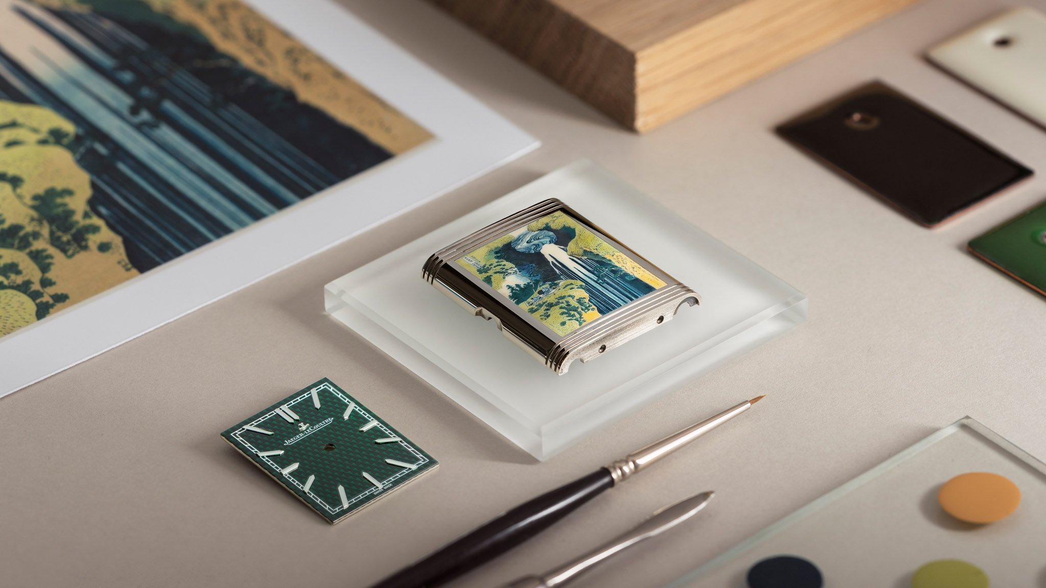 jlc-2022-reverso-tribute-enamel-hokusai-amida-falls-16.94HG.jpg
