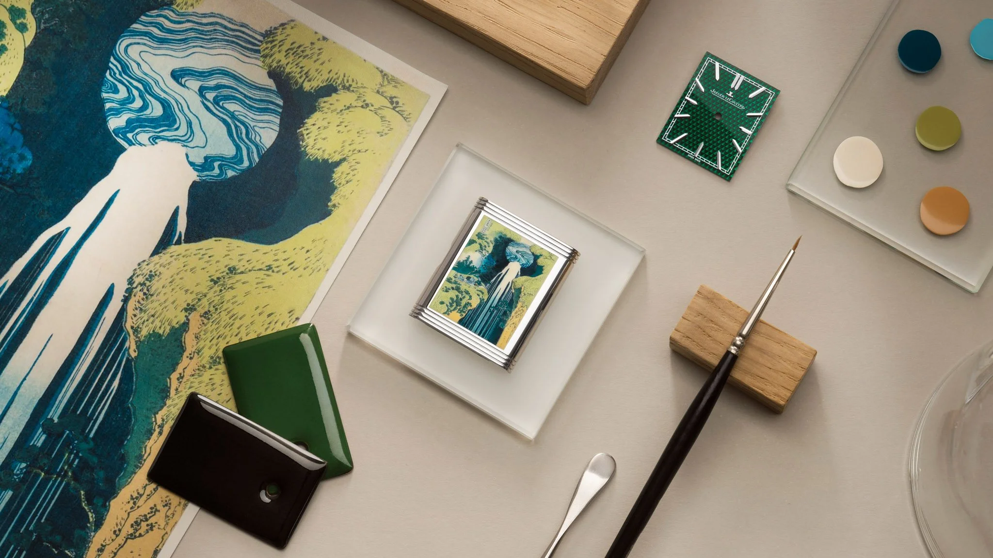 jlc-2022-reverso-tribute-enamel-hokusai-amida-falls-16.92HG.jpg
