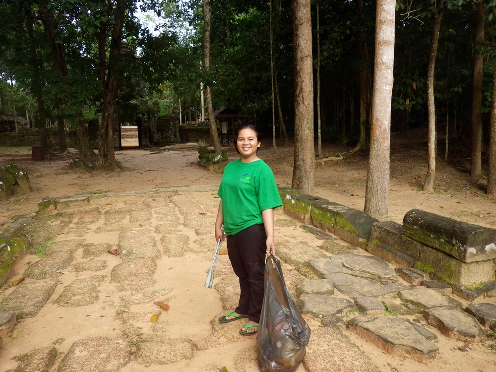 Workers cleaning the temple sites before tourists (like me) arrive