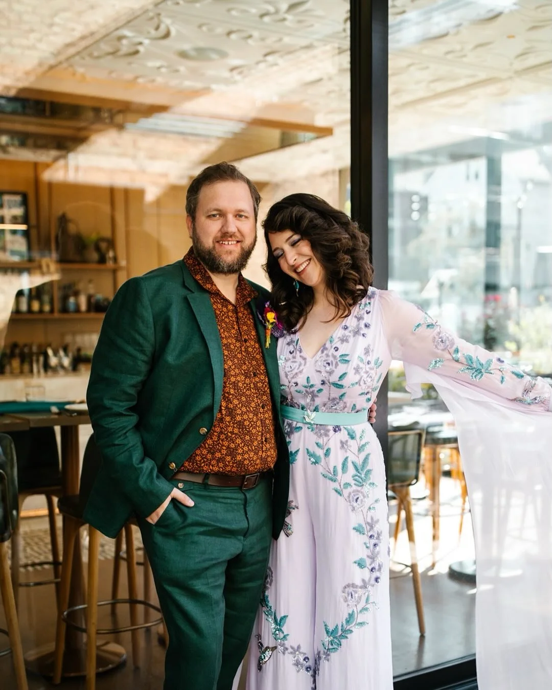When the brides favorite color is purple&hellip; 💜💜💜

Wrapping up this 70s, disco love party wedding at @schubas_tiedhouse this week! Having so much fun reliving this day. 🪩💜💥 

#chicagoweddingphotographer #70swedding #35mmwedding #shubastiedho