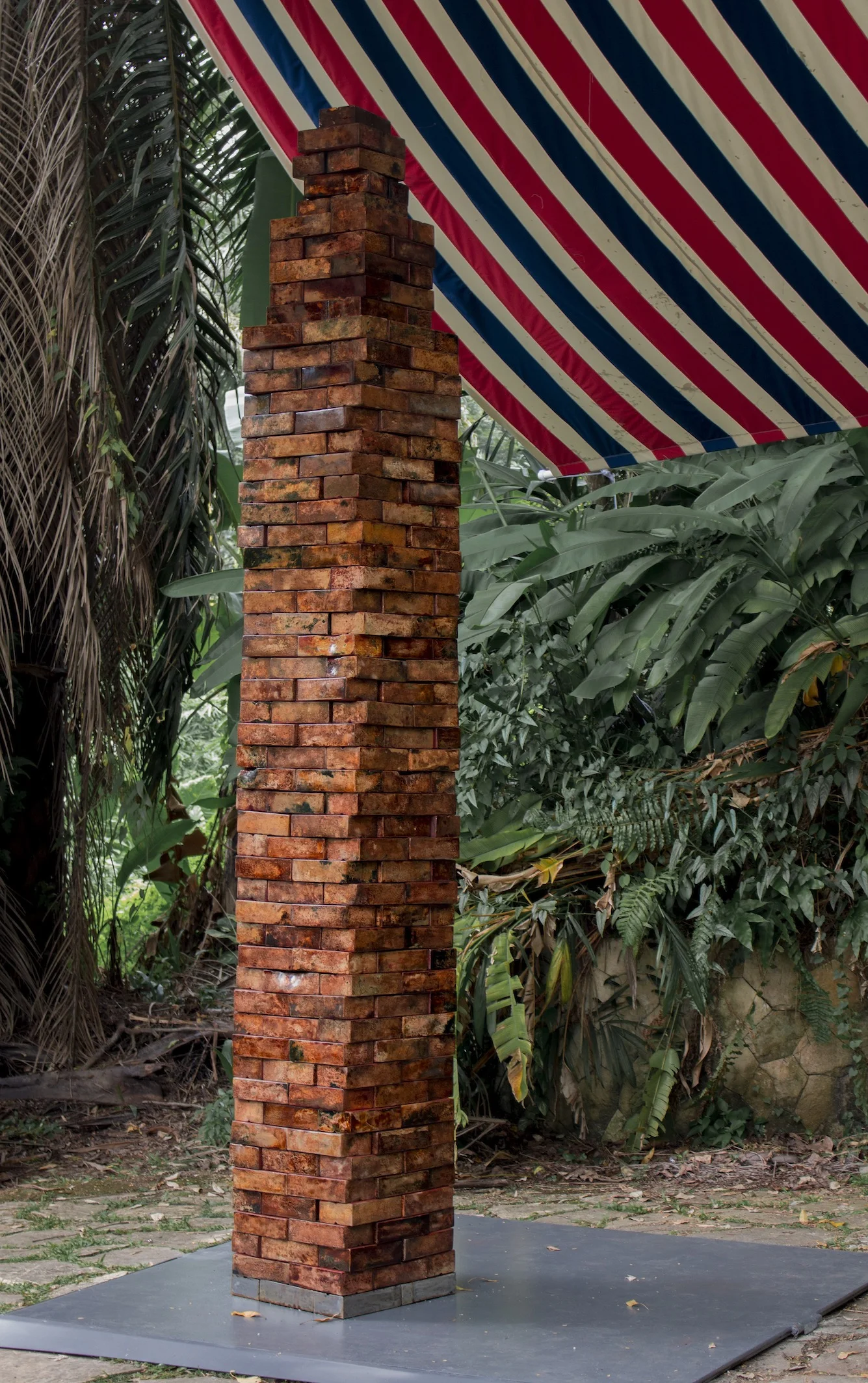 Obelus, 2016. Vietnamese Son Ta Lacquer on 315 individual iron bricks. Photo by Josephine Herbelin.